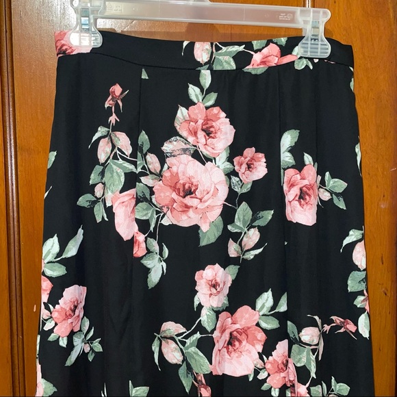 Black floral maxi skirt with slits 🖤🌺 - Picture 2 of 4